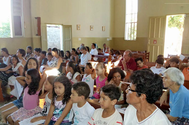 Pais, crianças e catequistas participaram da abertura das atividades em Caculé. Foto: Fábio Galvão/PASCOM Caculé