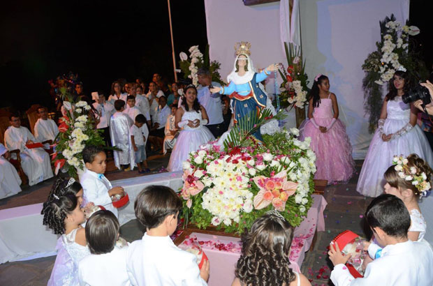 Após a missa e procissão, foi realizada a coroação da imagem de Nossa Senhora da Glória