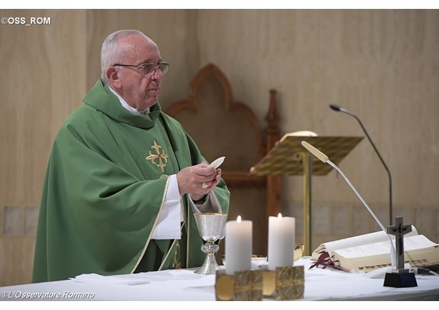 Papa Francisco duranre a Missa em Santa Marta - OSS_ROM