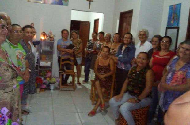 Os encontros acontecem na casa dos moradores. Momento de fé e reflexão. Fotos: Anderson Ferreira/PASCOM Malhada de Pedras
